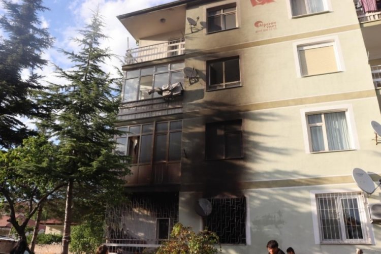 K&uuml;&ccedil;&uuml;k &ccedil;ocuğun &ccedil;akmakla oyunu evi yaktı