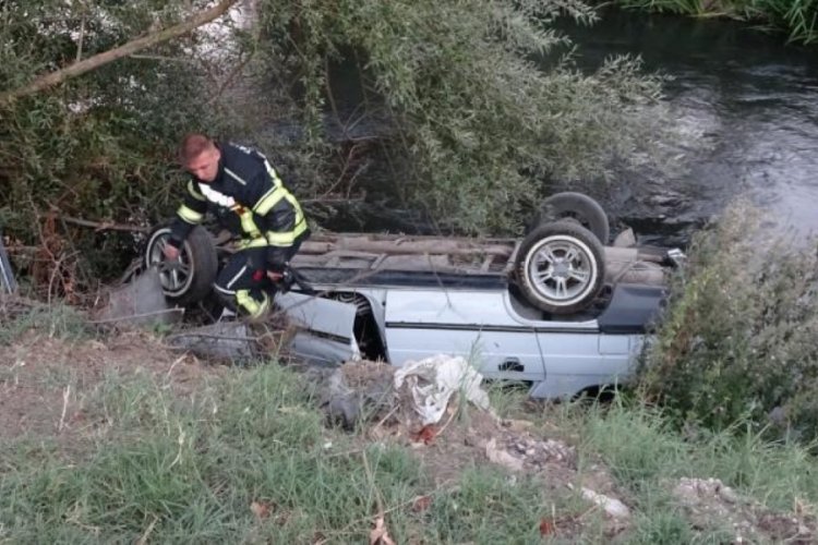 K&uuml;tahya'da otomobil &ccedil;aya u&ccedil;tu: 2 yaralı