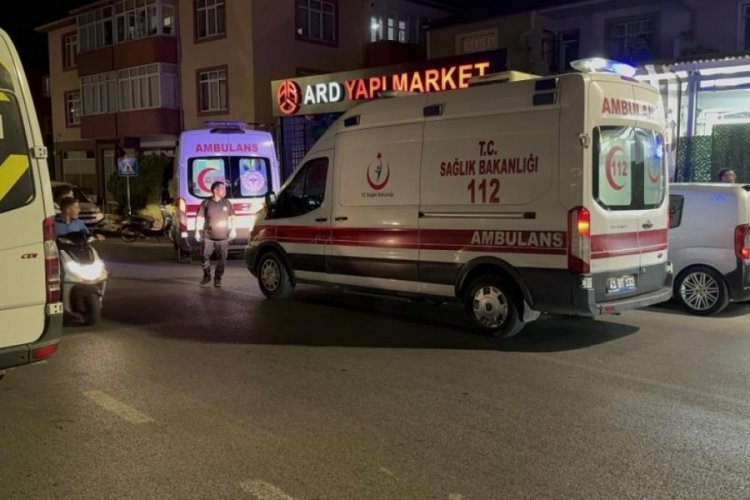 Motosiklet yolun karşısına ge&ccedil;meye &ccedil;alışan yayaya &ccedil;arptı: 3 yaralı