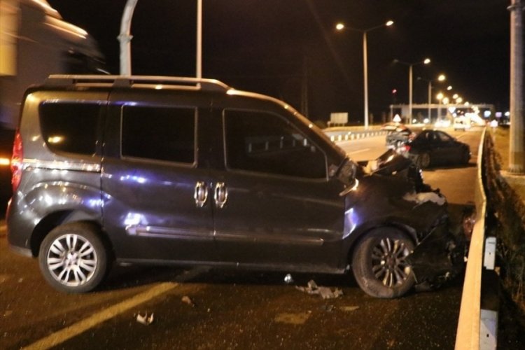 Erzurum'da park halindeki otomobile hafif ticari ara&ccedil; &ccedil;arptı: 4 yaralı