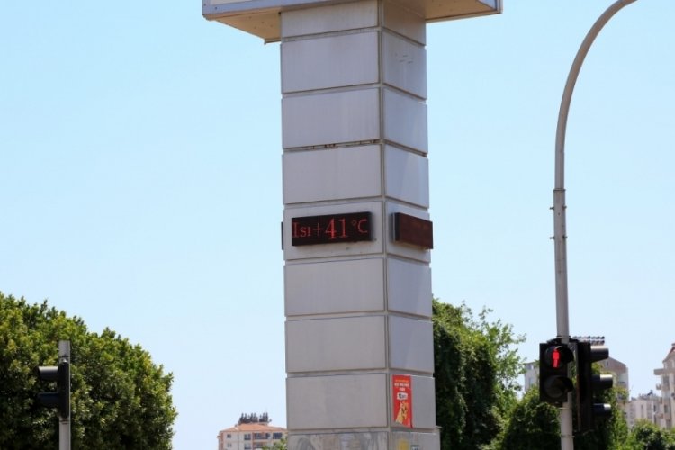 Antalya'da aşırı sıcaktan bunalan:Vatandaşlar sahile akın etti!