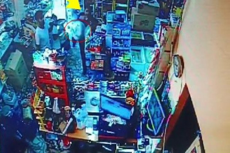 Bakkal &ccedil;alışanına t&uuml;p fırlattı!