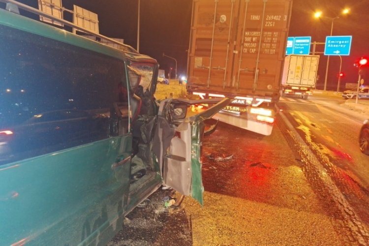 Tıra &ccedil;arpan minib&uuml;steki 2 kişi yaralandı