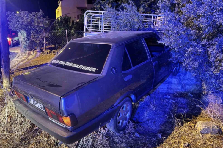 Antalya'da otomobil evin duvarına &ccedil;arptı: 4 yaralı