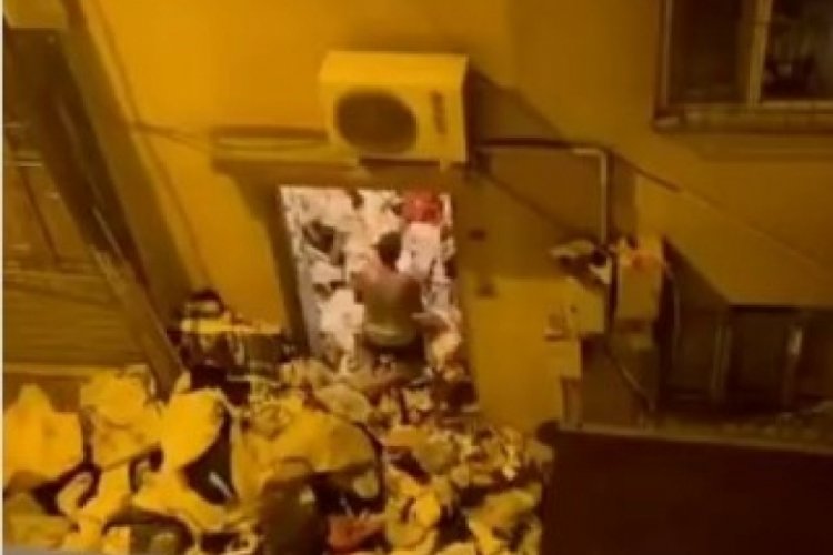 Bursa'da evinden tonlarca &ccedil;&ouml;p &ccedil;ıktı!