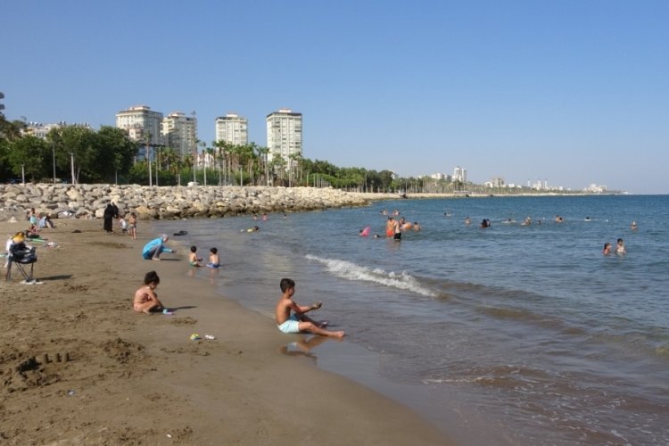 Mersin'de sıcaklık 40 dereceyi ge&ccedil;ti:Vatandaş denize akın etti!
