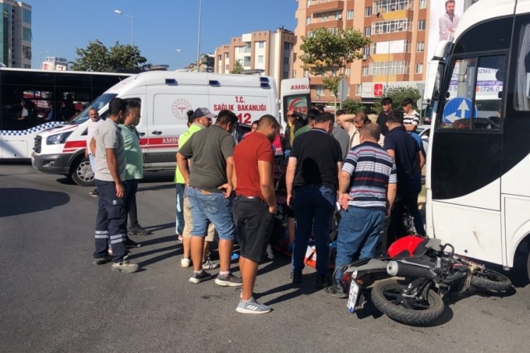Minib&uuml;sle &ccedil;arpışan 14 yaşındaki motosikletli ağır yaralandı