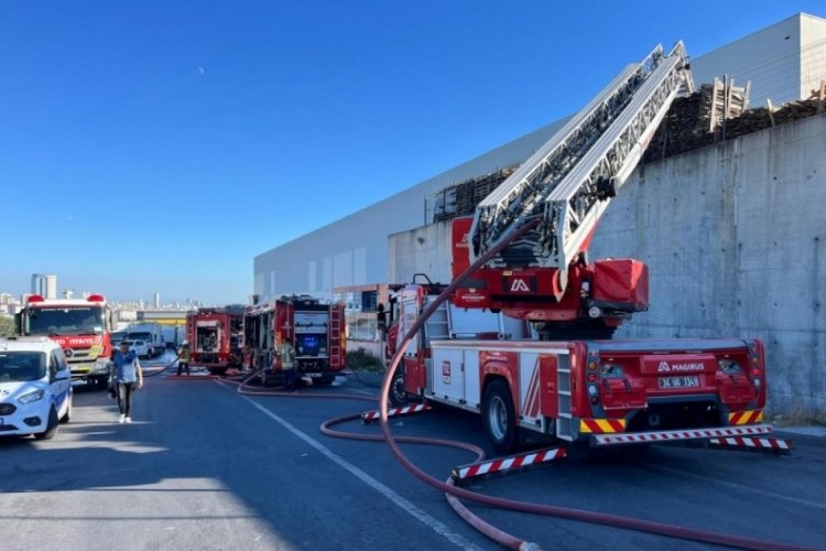İstanbul'da bir marketin deposunda yangın!