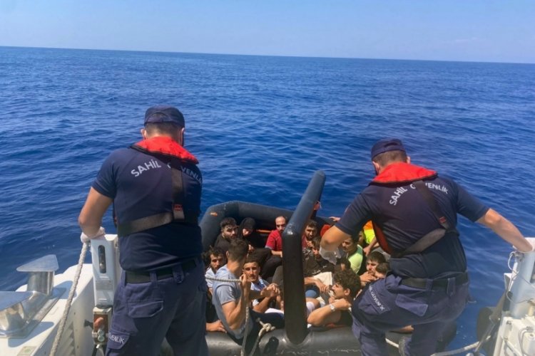 Yunanistan'ın geri ittiği 21 d&uuml;zensiz g&ouml;&ccedil;men kurtarıldı