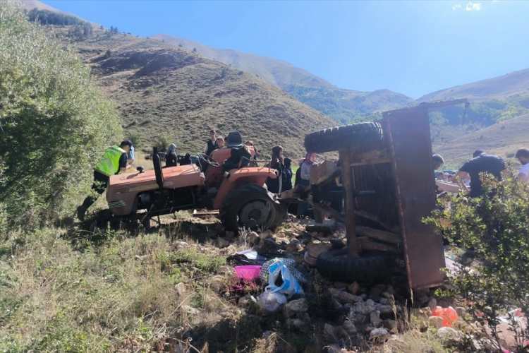 Erzurum'da trakt&ouml;r devrildi: 11 yaralı!