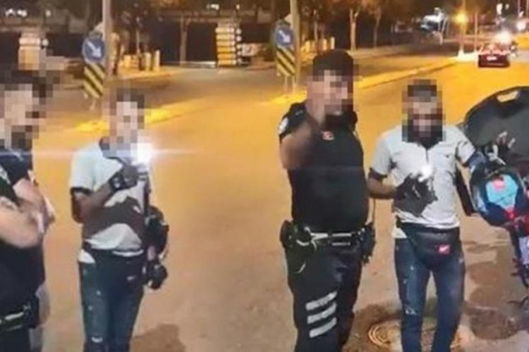 Polis &ouml;nce ceza kesti ardından 'ver ara gazı' deyip &ccedil;ıkan sesi dinletti