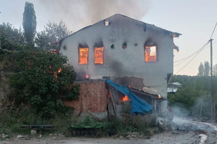 Bursa'da yaşlı &ccedil;iftin yaşadığı iki katlı ev k&uuml;le d&ouml;nd&uuml;&nbsp;