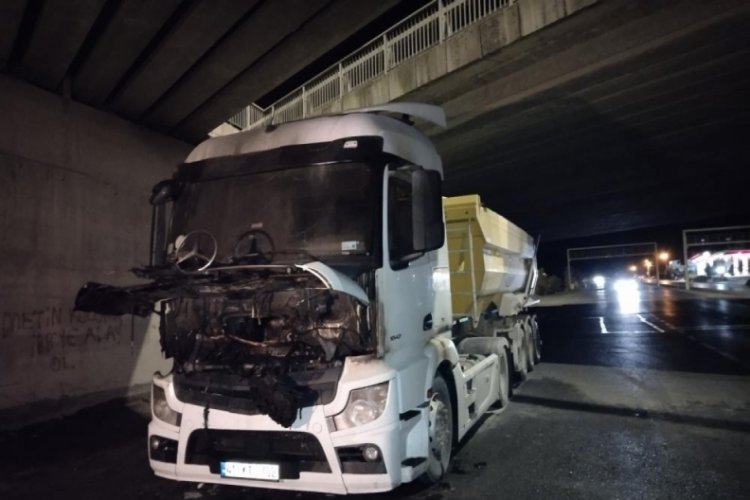 &Ccedil;ekmek&ouml;y-Şile Otoyolu'nda hafriyat kamyonu alev alev yandı