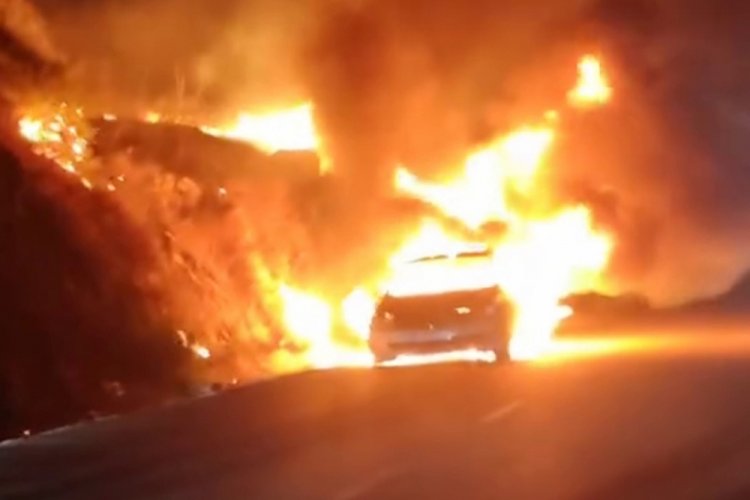 Motor b&ouml;l&uuml;m&uuml;nde başlayan yangın aracı alev topuna &ccedil;evirdi