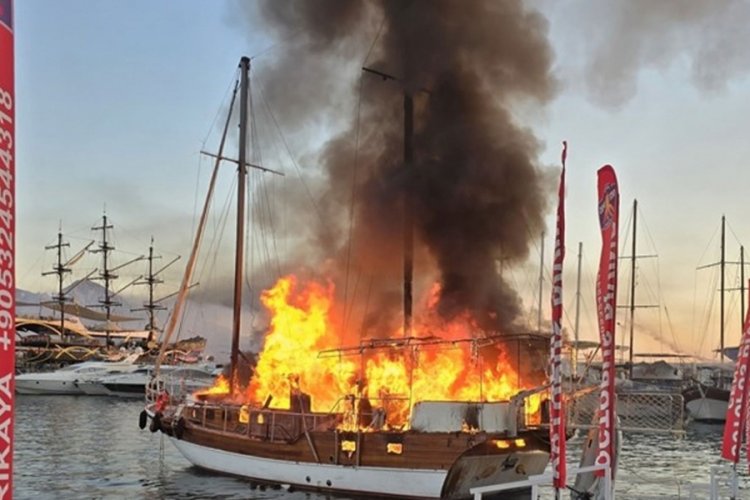 Antalya'da gezi teknesi alevlere teslim oldu