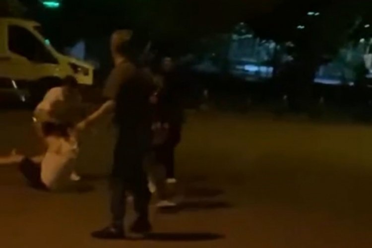 Bursa'da gen&ccedil;leri uyaran kişi, 8 kişi tarafından pala ve sopalarla darp edildi
