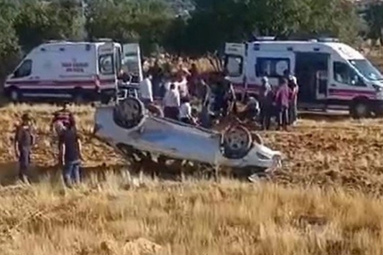 Direksiyon hakimiyetini kaybetti, tarlaya u&ccedil;tu! 3'&uuml; &ccedil;ocuk 5 yaralı