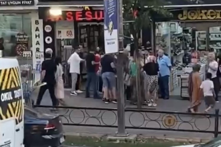 Bursa'da s&ouml;zl&uuml; tartışma cadde ortasında kavgaya d&ouml;n&uuml;şt&uuml;