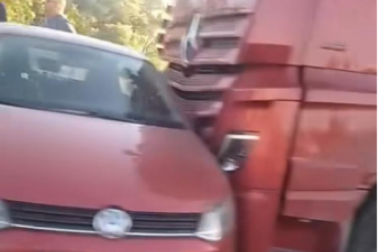Bursa'da tır otomobile &ccedil;arptı!