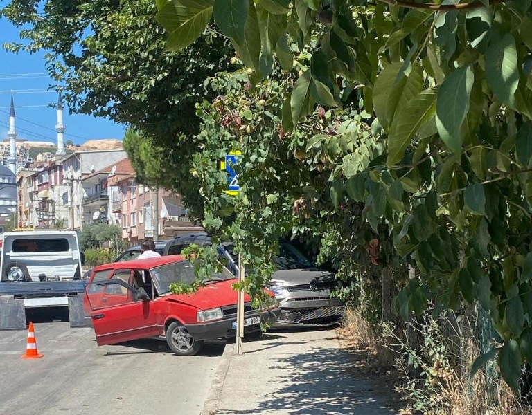 Bursa'da &ccedil;arpışan ara&ccedil;lar kaldırıma &ccedil;ıktı!