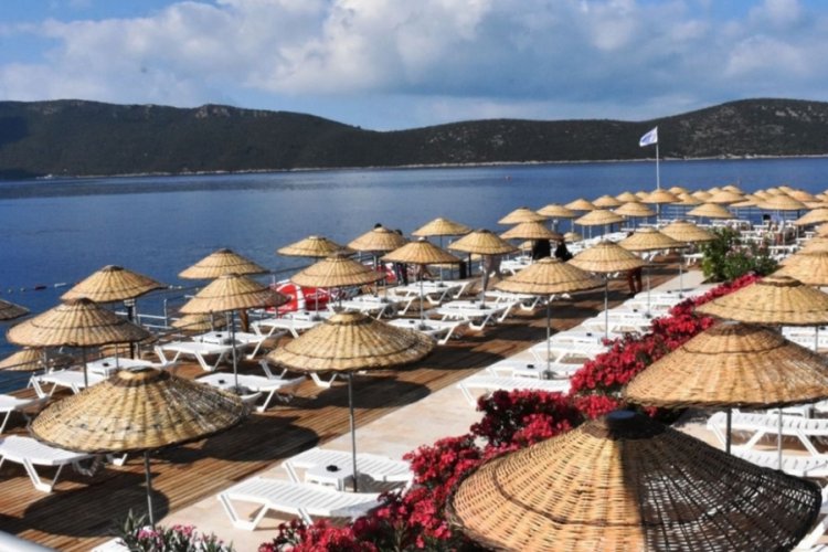 Emeklilere halk plajında &uuml;cretsiz şezlong ve şemsiye