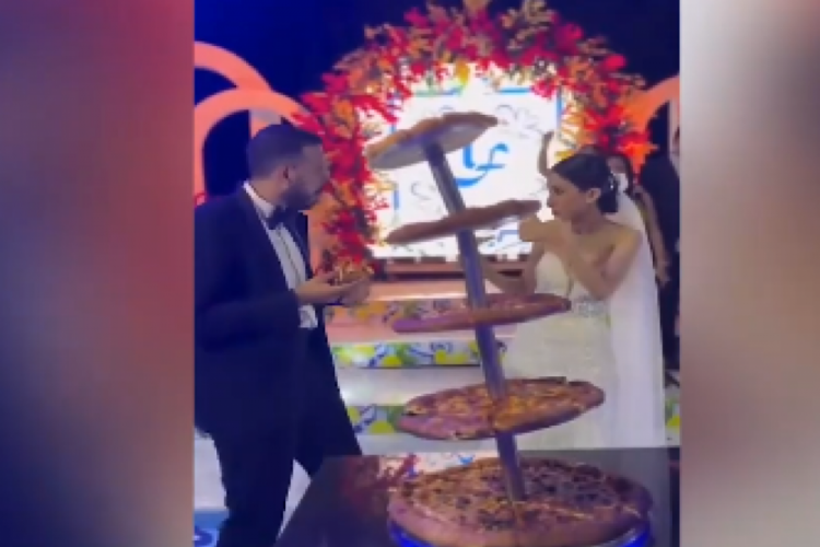 Gelin ve damat d&uuml;ğ&uuml;n pastası yerine pizza dağıttı! Sosyal medyada g&uuml;ndem oldu