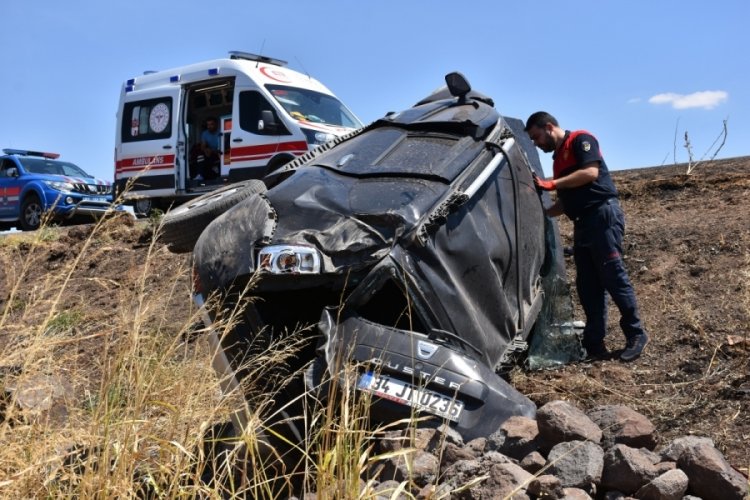 Otomobil şarampole devrildi: 1 &ouml;l&uuml;, 3 yaralı