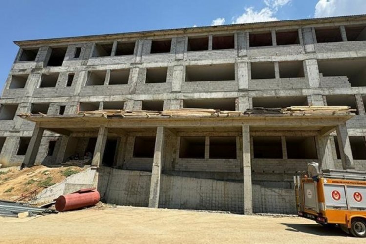 Asans&ouml;r boşluğuna d&uuml;şen bek&ccedil;i yaşamını yitirdi