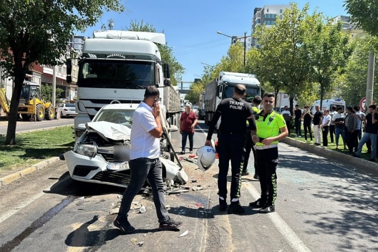 Şanlıurfa'da tır kırmızı ışıkta bekleyen ara&ccedil;lara &ccedil;arptı!