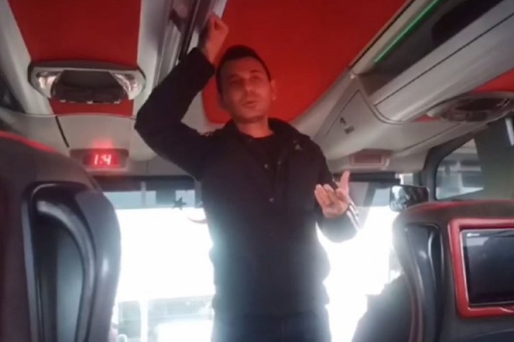Trafik polisi yolcu otob&uuml;s&uuml;ne yolcu olarak bindi