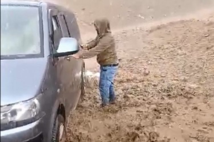 Bitlis'te kuvvetli sağanak yağış hayatı fel&ccedil; ettii! Ara&ccedil;lar yolda kaldı