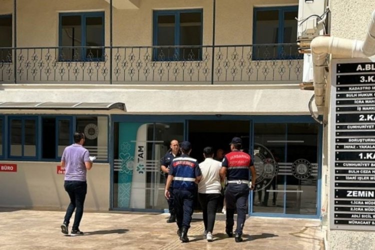 Dolandırıcı kadın yakalanmamak i&ccedil;in erkek kılığına girdi