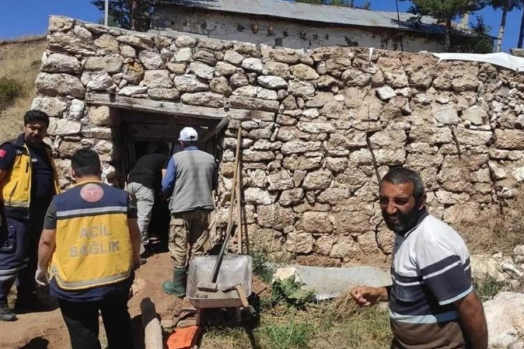 Ahırın &ccedil;atısı &ccedil;&ouml;kt&uuml;, mahsur kalan bir kişi kurtarıldı