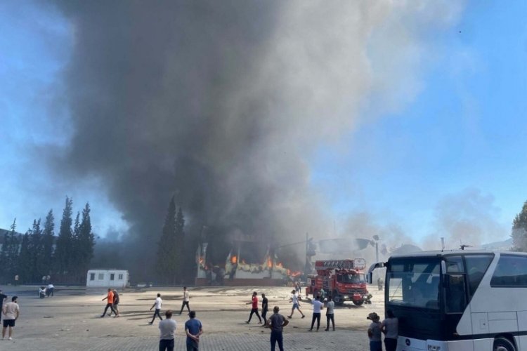 Manisa'da yaş sebze meyve işletme merkezinde yangın