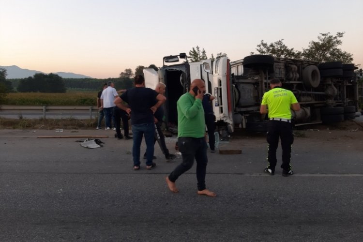 Sakarya'da devrilen kamyondaki 2 kişi yaralandı