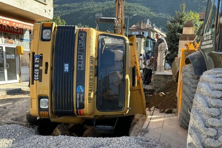 Konya'da yol g&ouml;&ccedil;t&uuml; kamyon &ccedil;ukura d&uuml;şt&uuml;