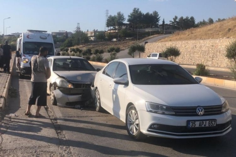 Adıyaman'da iki otomobil &ccedil;arpıştı: 2 yaralı