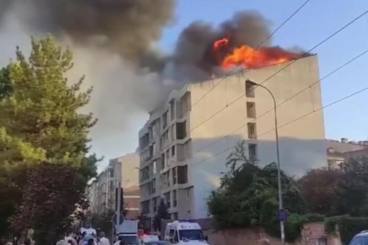 5 katlı binanın &ccedil;atısında korkutan yangın