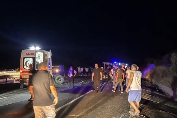 Mardin'de otomobil trakt&ouml;re &ccedil;arptı: 2 &ouml;l&uuml;, 3 yaralı