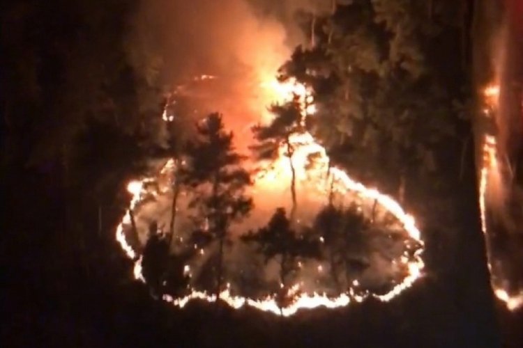 Manisa G&ouml;rdes'teki orman yangınında gece g&ouml;r&uuml;şl&uuml; helikopter devrede