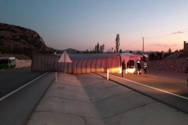 Burdur'da seyir halindeyken lastiği patlayan tır yan yattı