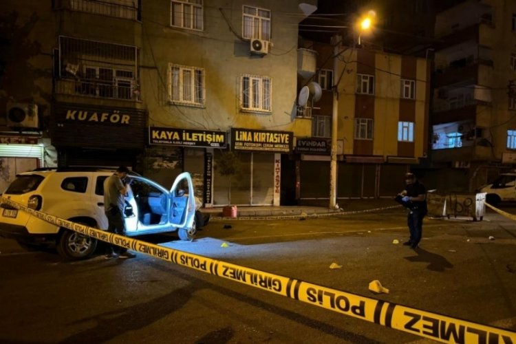 Otomobil yayalara &ccedil;arptı, durumu g&ouml;ren aileler otomobile taş ve silahla saldırdı