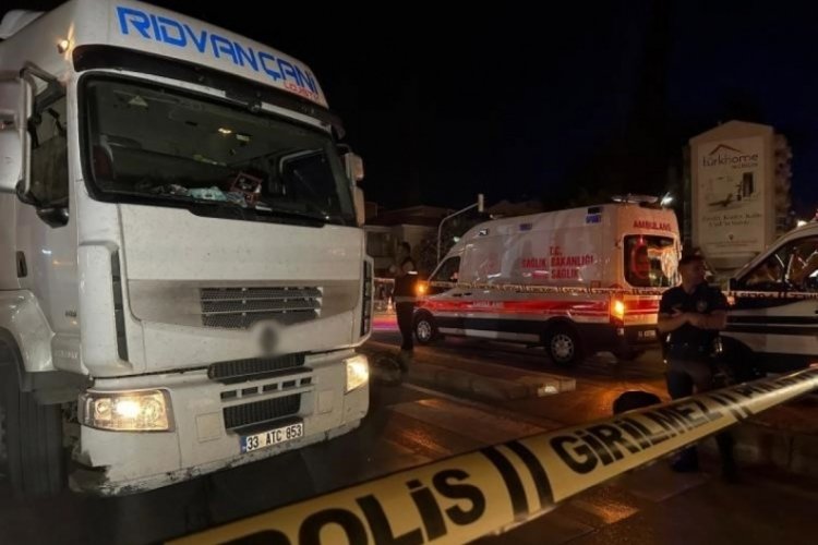 Uşak'ta tırın altında kalan motosikletli feci şekilde can verdi