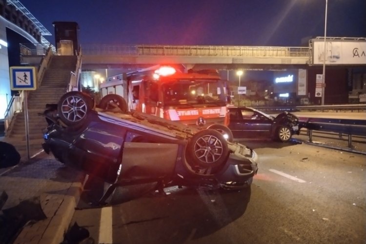 İstanbul'da seyir halindeki iki ara&ccedil; &ccedil;arpıştı! 1 yaralı