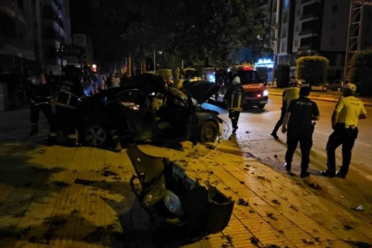 Otomobil ağaca ok gibi saplandı: 2 &ouml;l&uuml;!