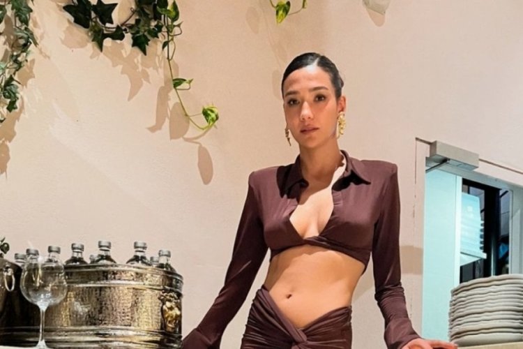 Ayb&uuml;ke Pusat'ın dekolteli pozları takip&ccedil;ilerinden beğeni topladı!