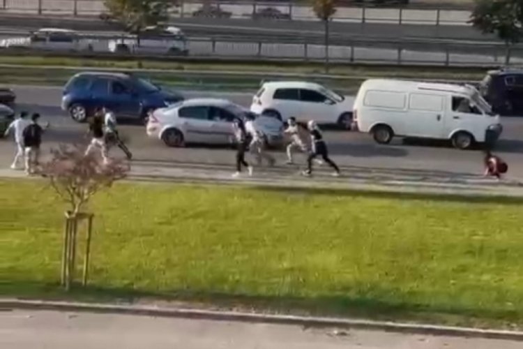Bursa'da taraflar arasında &ccedil;ıkan kavgada tekme ve yumruklar havada u&ccedil;uştu