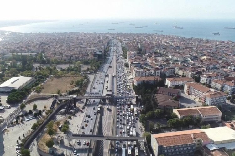 İstanbul'da yol &ccedil;alışması trafiğe neden oldu