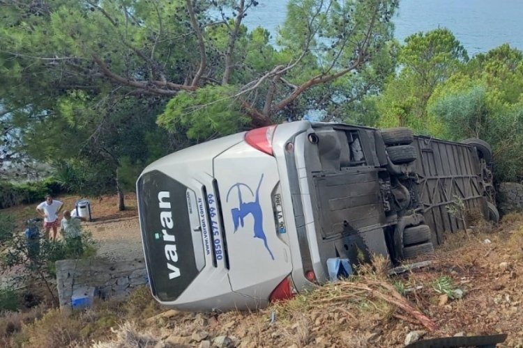Yolcu otob&uuml;s&uuml; u&ccedil;uruma yuvarlandı: 3 yaralı