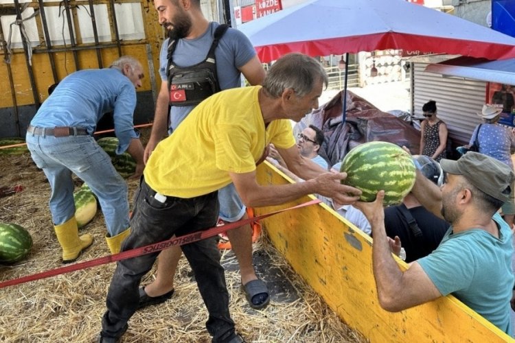 İstanbul'da 25 ton karpuzu &uuml;cretsiz dağıttı